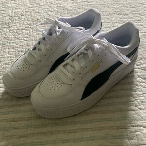 Youth Puma Platform Sneakers White & Black Size 7.